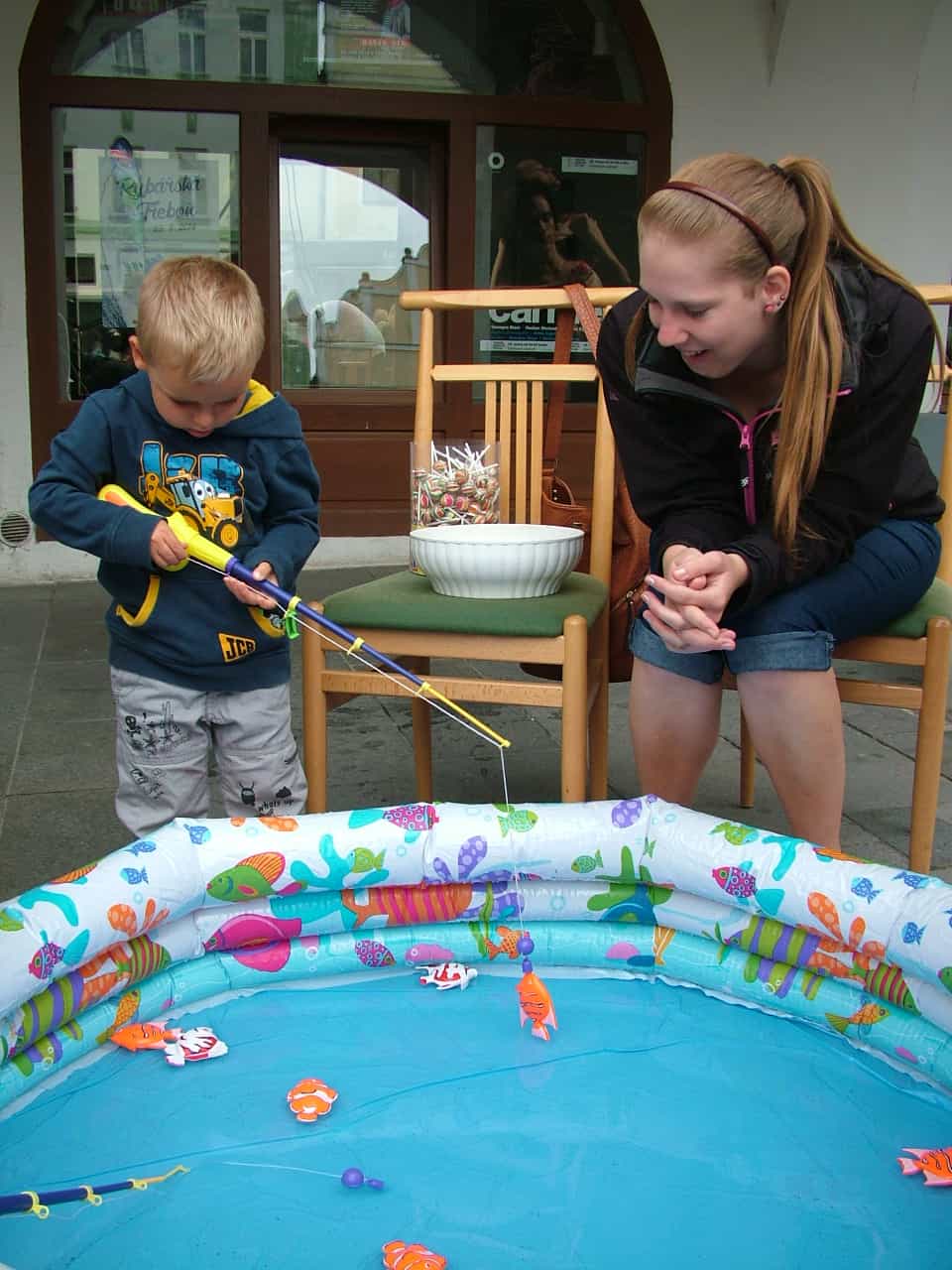 rybarske slavnosti chlapec lovi rybky v bazenku