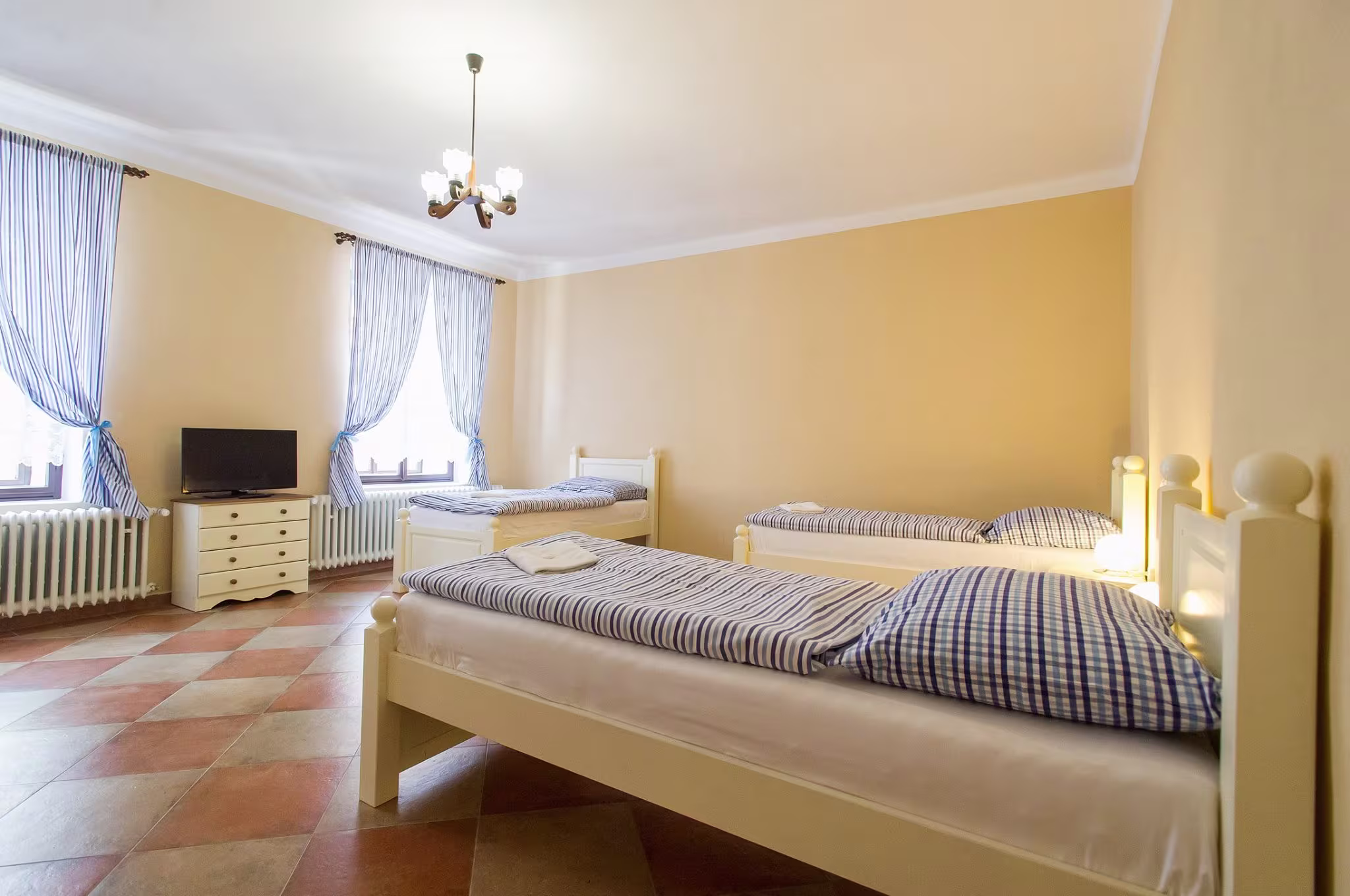 Apartmán 2 pohled na 3 oddělené postele a televizi