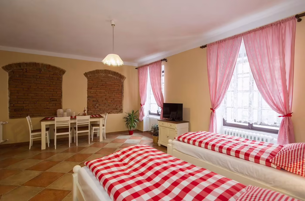 Apartmán 1 oddělené postele, televize a jídelní stůl